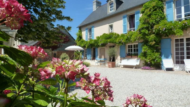Les Volets Bleus Bed & Breakfast Saint-Martin-des-Entrées Dış mekan fotoğraf