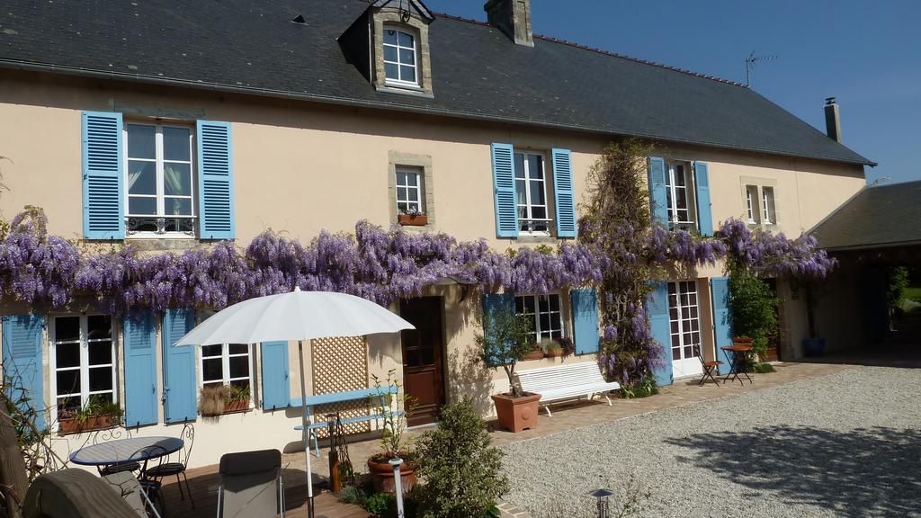 Les Volets Bleus Bed & Breakfast Saint-Martin-des-Entrées Dış mekan fotoğraf