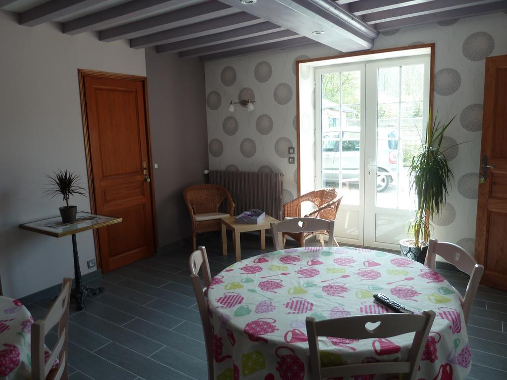 Les Volets Bleus Bed & Breakfast Saint-Martin-des-Entrées Dış mekan fotoğraf