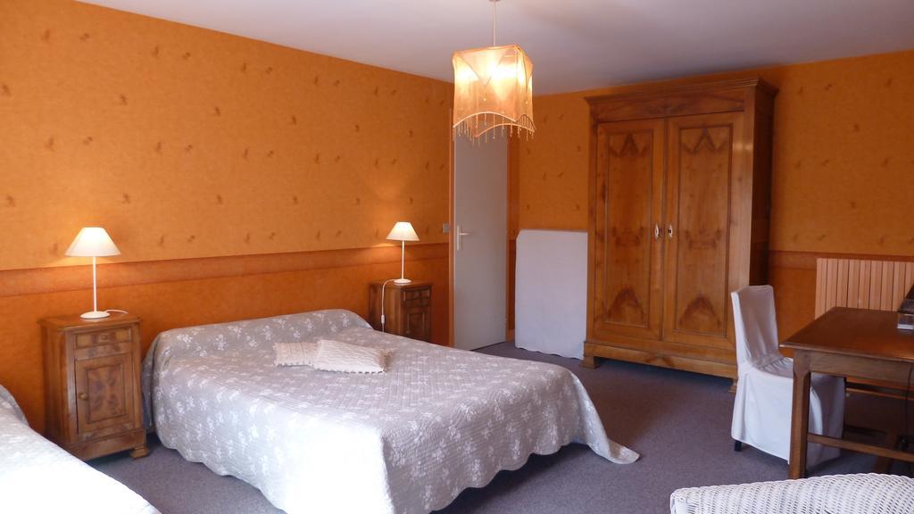 Les Volets Bleus Bed & Breakfast Saint-Martin-des-Entrées Oda fotoğraf