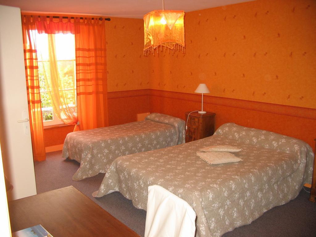 Les Volets Bleus Bed & Breakfast Saint-Martin-des-Entrées Oda fotoğraf